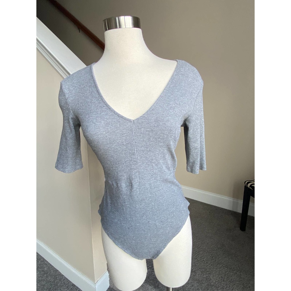 H&M gray v-neck ribbed bodysuit, size M